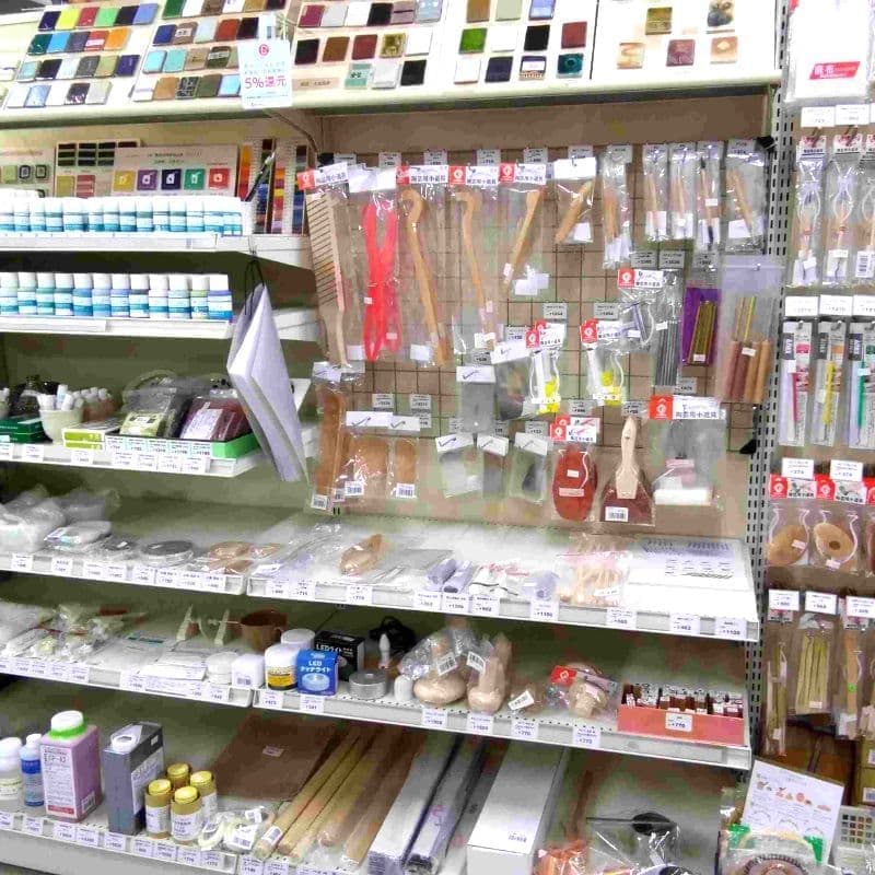 陶芸釉薬、粘土、下絵具の焼成見本なども豊富に揃っています